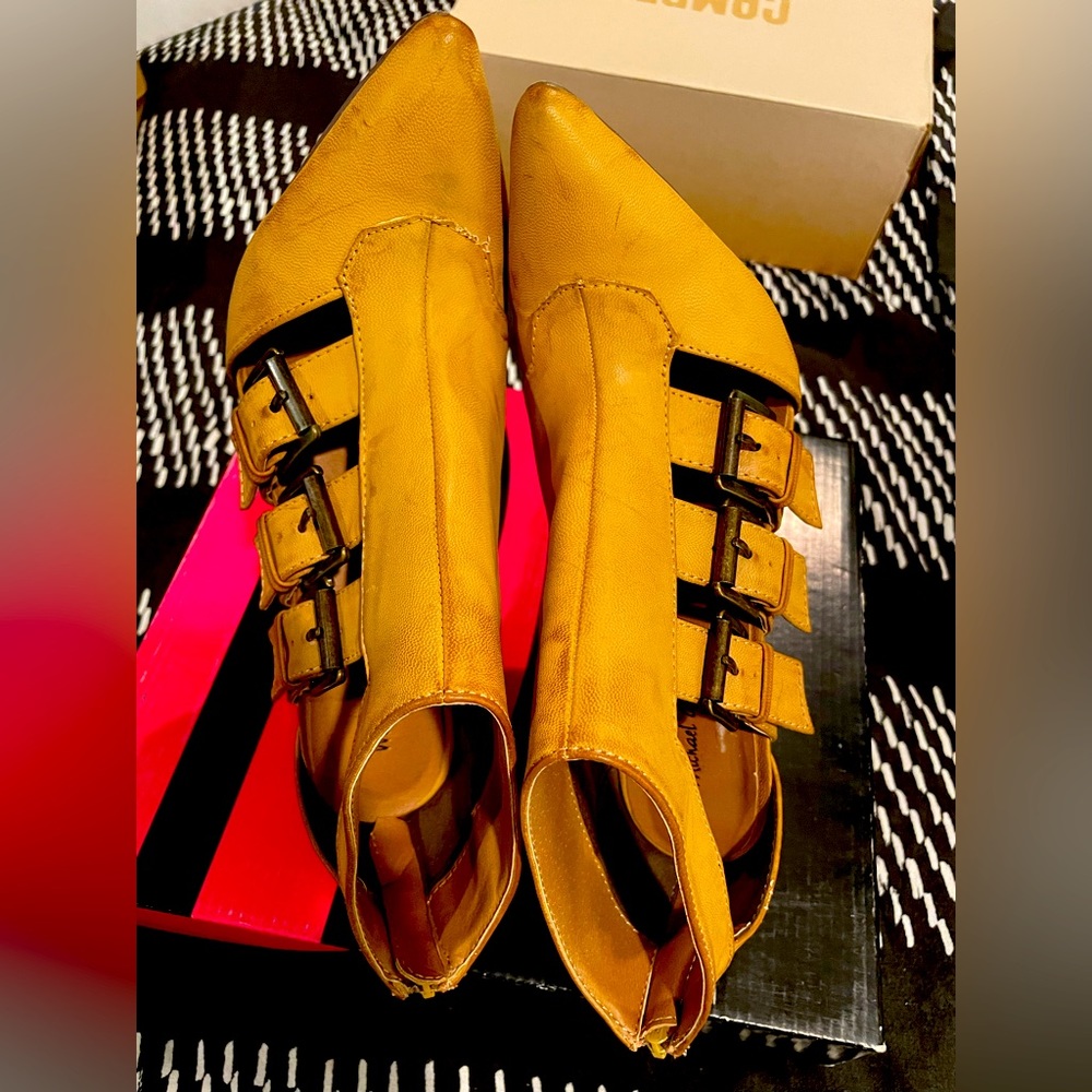 Tan natural heels 4.5 gently used